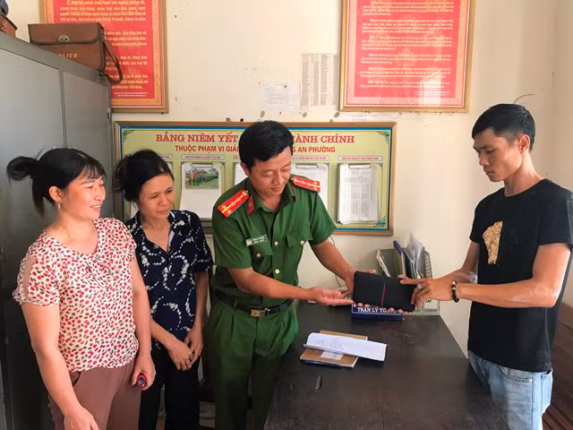 Nu lao cong nhat duoc 20 trieu dong mang tra lai nguoi danh roi