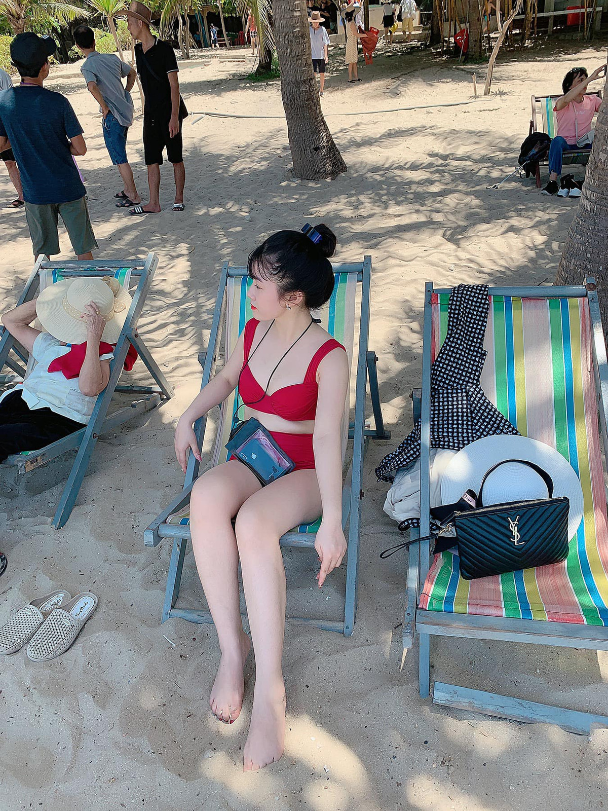 Tạm giữ hot girl làm lễ tân nhà nghỉ về hành vi môi giới mại dâm - Hình 4 Tam giu hot girl lam le tan nha nghi ve hanh vi moi gioi mai dam-Hinh-4