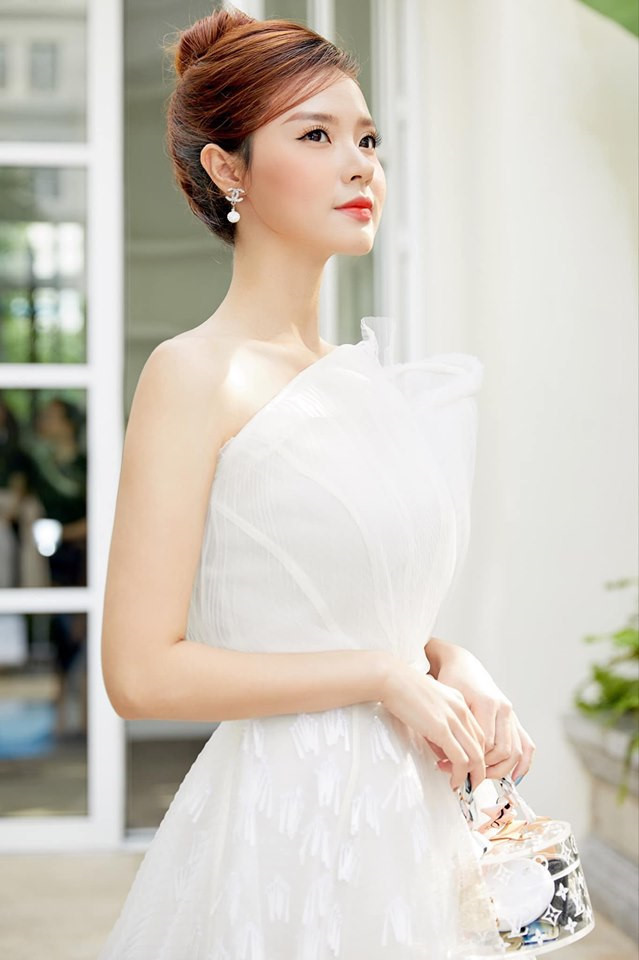 Tác phẩm điện ảnh mới nhất cô tham gia là Nhân Duyên: Người Yêu Tiền Kiếp, ra mắt từ ngày 4/10. Phim thuộc thể loại ngôn tình cổ trang pha hiện đại, xoay quanh chuyện yêu đương dang dở giữa Trần Nhật (Trịnh Thăng Bình) và Quỳnh Mai (Midu). Hiện, nữ diễn viên vẫn đang bận rộn với các chuyến quảng bá phim ở TP.HCM và Hà Nội.