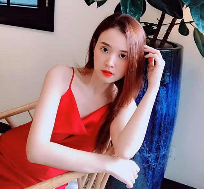 Ở phần bình luận, diễn viên Jun Vũ, Anh Tú, Puka cùng nhiều đồng nghiệp, bạn bè gửi lời chúc đến Midu. Ở tuổi 30, cô được khen vẫn toát lên vẻ trong sáng và dịu dàng. Chuyển hướng từ một hot girl đời đầu sang lĩnh vực đóng phim, Midu ngày càng chứng tỏ được năng lực của mình.