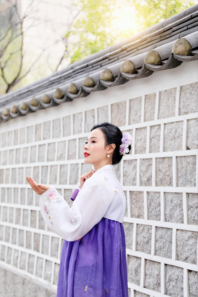 Midu tự thưởng cho bản thân những chuyến du lịch cùng bạn bè sau tháng ngày làm việc vất vả. Trên tài khoản cá nhân, cô thỉnh thoảng đăng ảnh check-in ở nước ngoài. Dù trang điểm nhẹ hay để mặt mộc, Midu vẫn được khen có nhan sắc "hack tuổi".