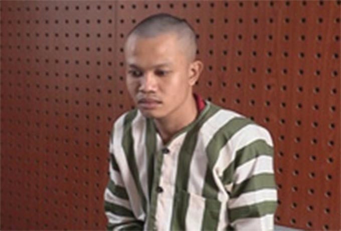 Người mẹ còn chưa kịp bước ra khỏi nhà, Hậu hung hãn cầm dao kề vào gáy mẹ khống chế. Khi người mẹ ngã xuống sàn nhà, Hậu xông tới lấy được 110.000 đồng trong túi rồi bỏ trốn. Người mẹ bị thương tích nhẹ, sau đó đã được người nhà đưa đi cấp cứu.