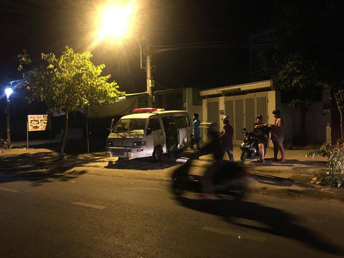 Chưa dừng lại, Nam đi tới nhà bà nội là bà Nguyễn Thị Liên (82 tuổi) ở xã Xuân Thới Thượng, huyện Hóc Môn và dùng hung khí sát hại người bà. Người cha của Nam là ông Nguyễn Văn Đức (50 tuổi) cũng bị Nam chém trọng thương đứt lìa 2 tay. Công an TP H CM cho hay, thời điểm gây án Nam bị ngáo đá. Bên cạnh đó, nguyên nhân của vụ án cũng được xuất phát từ việc Nam bị ngăn cản chuyện tình cảm với người bạn gái.