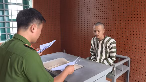  3. 'Nghịch tử' kề dao vào gáy mẹ để cướp… 110.000 đồng: Vào 19h tối 13/9/2019 (ngày rằm Trung thu), Trần Công Hậu, 24 tuổi xin tiền của mẹ nhưng mẹ không cho. Khi Hậu la mắng to tiếng, bà mẹ định sang nhà em trai của mình gần đó để nhờ can thiệp.