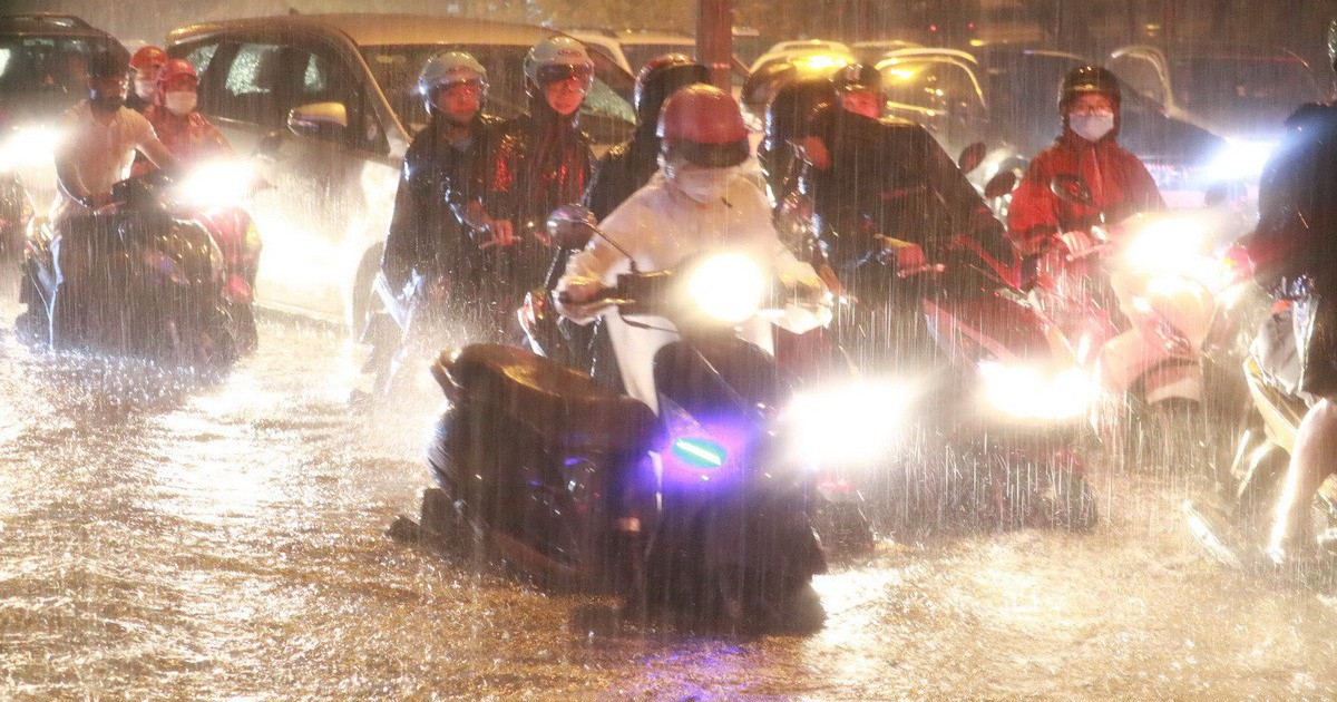 Nguyên nhân khiến đường Nguyễn Hữu Cảnh bị ngập thường xuyên và ngập nặng do bị lún, có nơi bị lún đến 1,2 m. Chính vì vậy, dự án sẽ xử lý vấn đề này bằng cách thi công xử lý nền đường bằng cọc xi măng đất theo công nghệ mới để gia công nền đường.