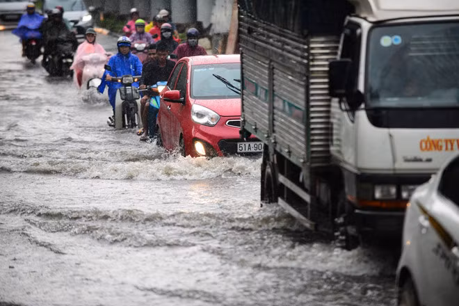 Đồng thời sửa chữa một số hạng mục khác dọc tuyến đảm bảo mỹ quan đô thị. Dự án cũng sẽ tăng cường 2 cửa xả qua rạch Văn Thánh 2 để thoát nước. Ngoài việc nâng cấp đường, dự án sẽ trồng và bổ sung cây xanh, thảm cỏ.