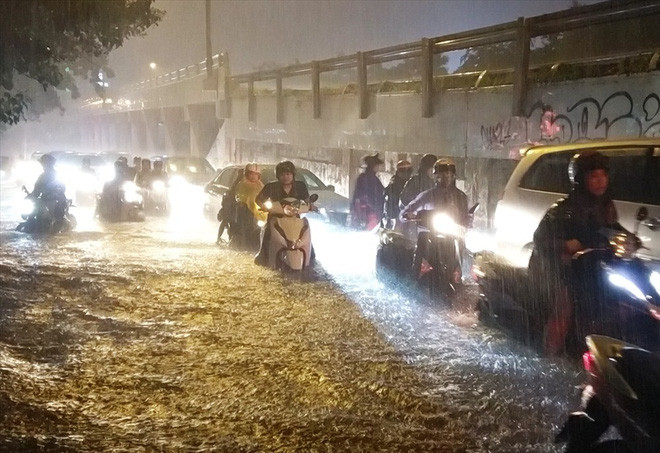 Khi làm xong, cốt nền đường sẽ theo chuẩn 2.0 nên sẽ không bị lún và hết ngập. dự án sửa chữa đường Nguyễn Hữu Cảnh có chiều dài toàn tuyến gần 3,2km. Dự án sẽ nâng cao độ mặt đường hoảng 500 m bị lún từ 0,5 cm đến 1,2 m, đảm bảo yêu cầu chống ngập, giao thông, hài hòa với các khu dân cư hai bên.