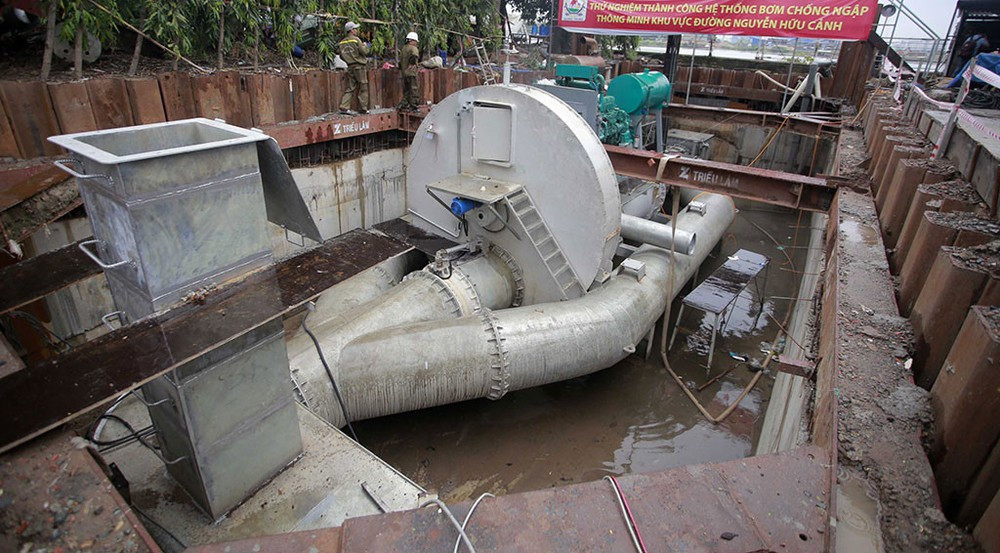 Tuy nhiên, đường Nguyễn Hữu Cảnh được thiết kế trên lưu vực thoát nước nhỏ hơn lưu vực máy bơm ký hợp đồng chống ngập với thành phố nên phần lưu vực còn lại vẫn phải cần máy bơm.