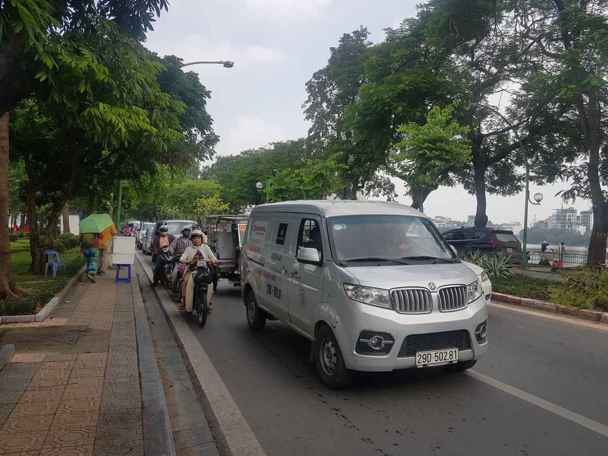 Nhận được tin báo, lực lượng chức năng đã nhanh chóng cử người xuống hiện trường, phân luồng giao thông. Nhân viên của Công ty cây xanh Hà Nội cũng nhanh chóng có mặt, cưa cắt cây để giải phóng giao thông, đưa xe ô tô ra khỏi hiện trường vụ việc.