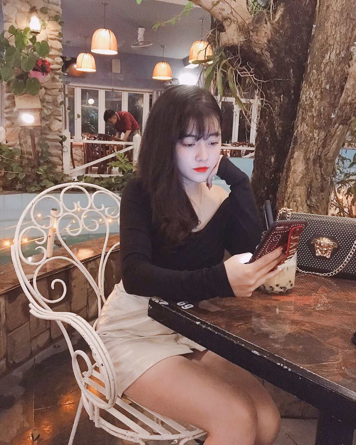 Đến 14h ngày 24/9, Nguyễn Thị Lê đã đến Cơ quan CSĐT Công an TP Vinh đầu thú, khai nhận toàn bộ hành vi phạm tội và giao nộp 400.000 đồng là số tiền nhận của Trần Văn D. để môi giới việc mua bán dâm.