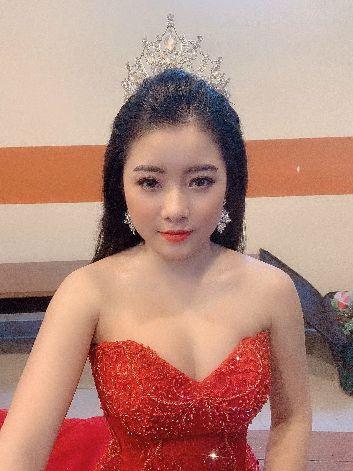 Tại đây, D. và Th. khai nhận vừa có hành vi mua bán dâm tại phòng 105 tại nhà nghỉ này.