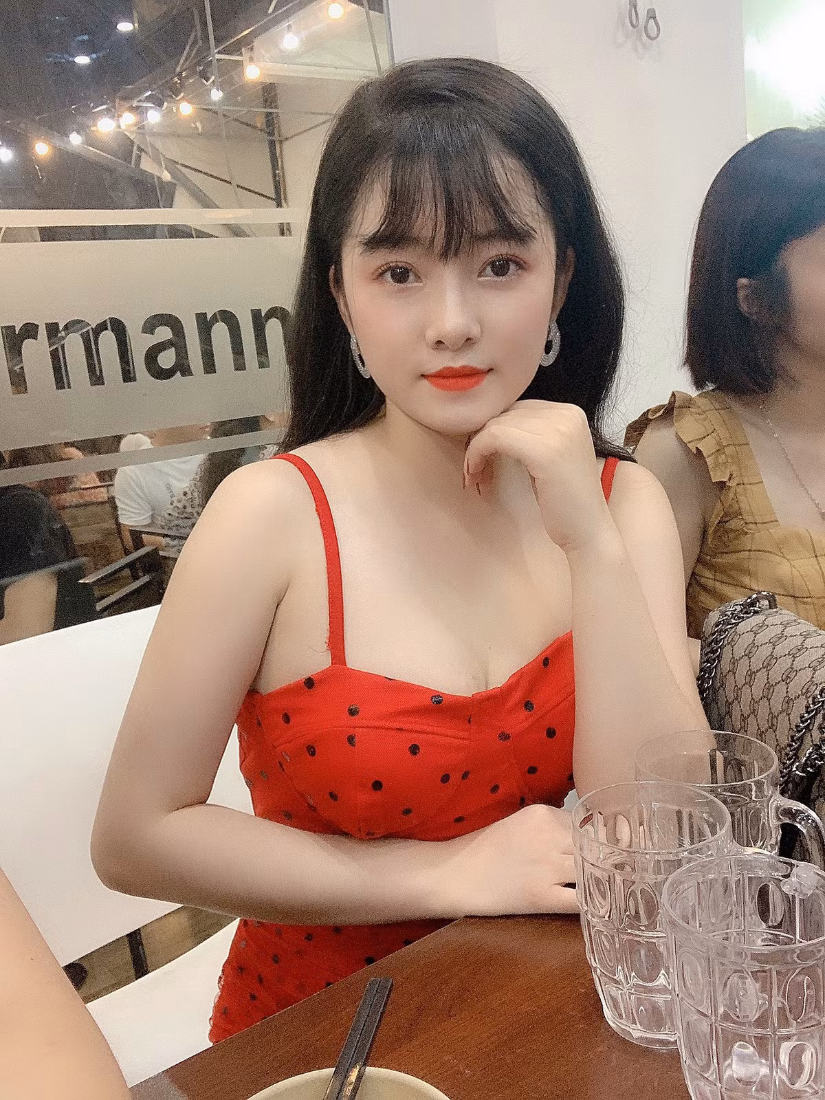 Quá trình điều tra ban đầu, các đối tượng mua bán dâm khai nhận, Nguyễn Thị Lê là lễ tân của nhà nghỉ Hồng Quyết 2 đã có hành vi môi giới mại dâm cho Trần Văn D. và Nguyễn Văn H.. 