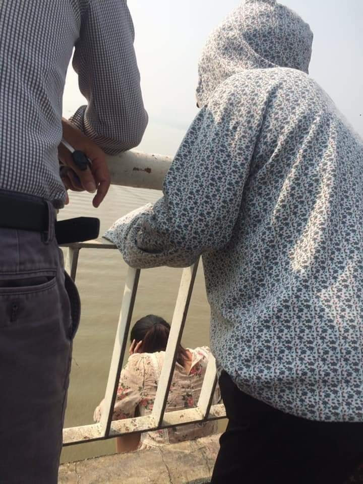 Vào thời điểm trên, nhiều người đi đường phát hiện một người phụ nữ dẫn theo một bé trai với nhiều biểu hiện bất thường.