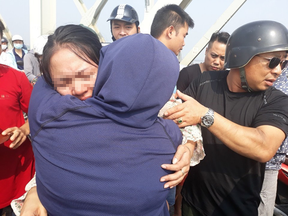 Trao đổi với PV, một cán bộ Đội CSGT Số 5 Hà Nội xác nhận vụ việc trên và cho biết, hiện cả người mẹ và người con đã được lực lượng chức năng bàn giao cho UBND nhân phường Bồ Đề thụ lý.