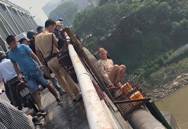 Theo thông tin ban đầu, vụ việc trên xảy ra vào sáng nay (10/5) tại khu vực cầu Chương Dương (phường Bồ Đề, quận Long Biên, Hà Nội).