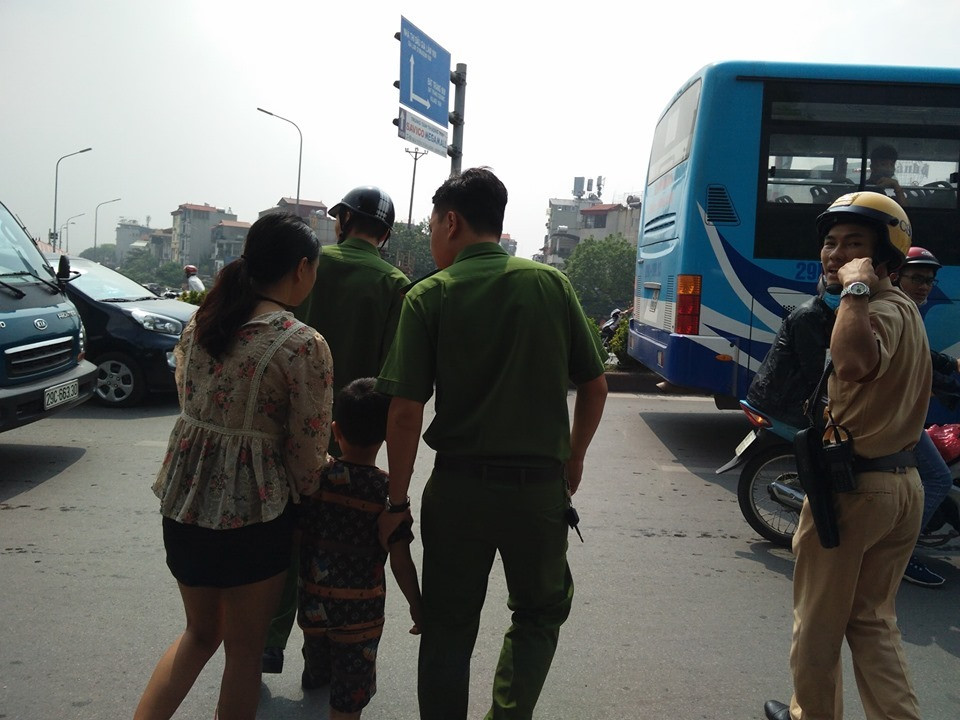 Theo một số nhân chứng cho biết, người phụ nữ này có thể do buồn phiền về việc chồng mình nên mới có ý định tự tử.