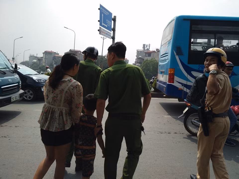 Theo một số nhân chứng cho biết, người phụ nữ này có thể do buồn phiền về việc chồng mình nên mới có ý định tự tử.