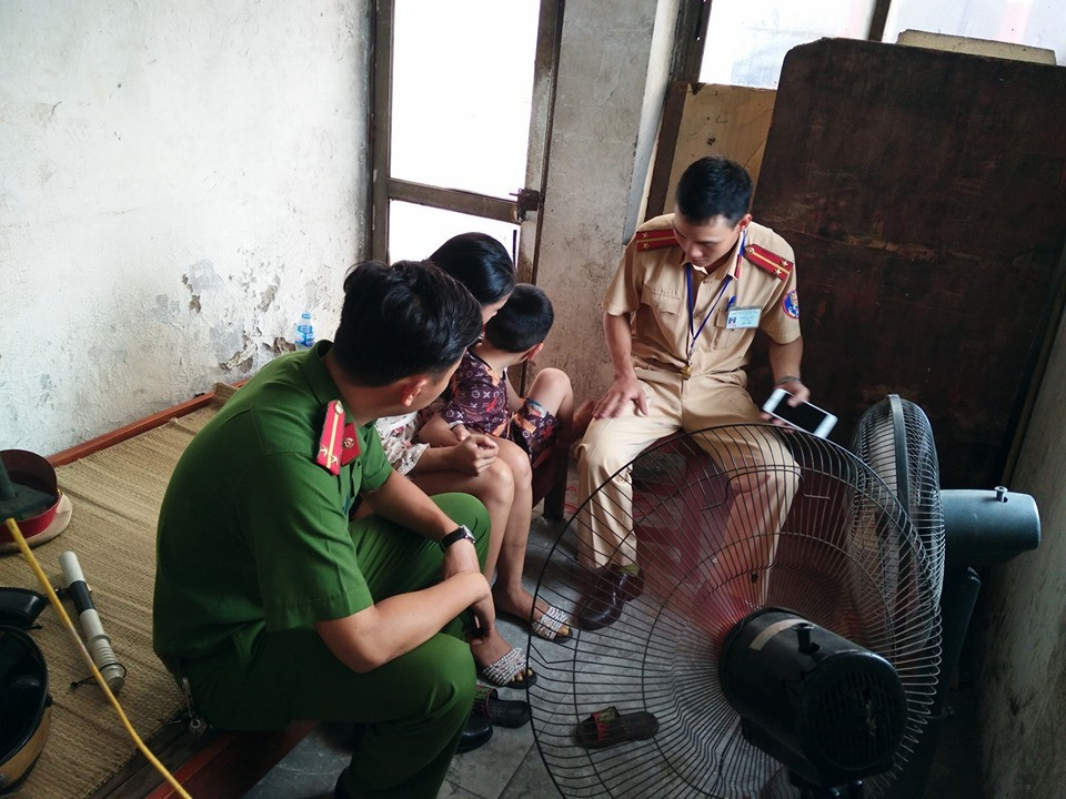 Rồi người dân liền báo tin cho lực lượng chức năng để ứng cứu, nhận được tin báo lực lượng chức năng đã nhanh chóng cử người xuống hiện trường can ngăn, khuyên nhủ người phụ nữ này để tránh trường hợp xấu xảy ra. Sau khi được giải cứu, người phụ nữ đã từ bỏ ý định tự tử.