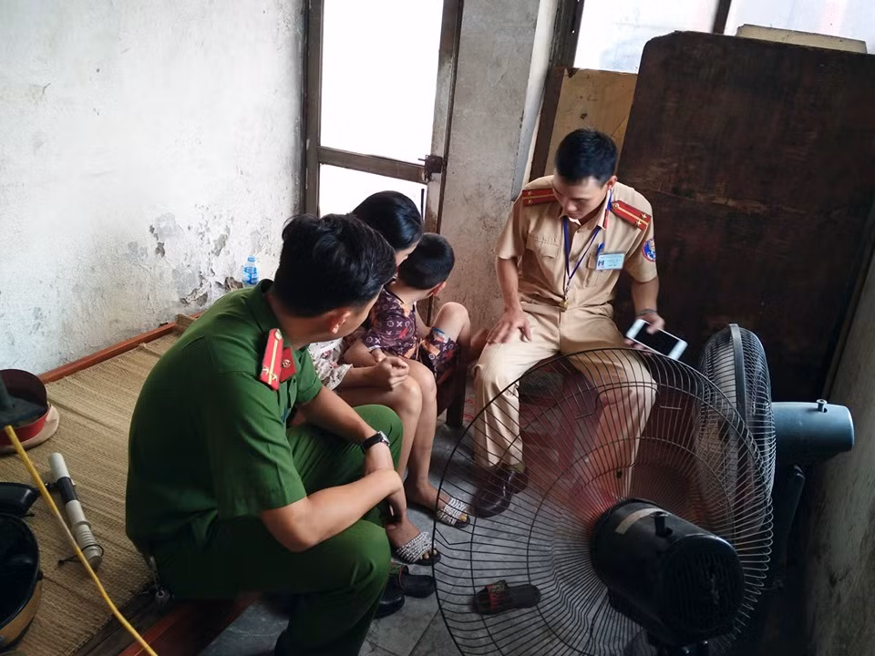 Rồi người dân liền báo tin cho lực lượng chức năng để ứng cứu, nhận được tin báo lực lượng chức năng đã nhanh chóng cử người xuống hiện trường can ngăn, khuyên nhủ người phụ nữ này để tránh trường hợp xấu xảy ra. Sau khi được giải cứu, người phụ nữ đã từ bỏ ý định tự tử.