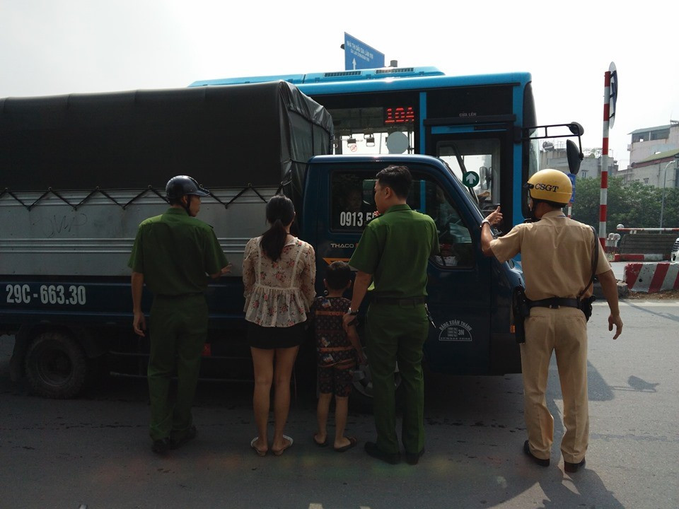 Nguyên nhân vụ việc đang được cơ quan chức năng điều tra, làm rõ. &gt;&gt;&gt; Xem thêm video: Nam thanh niên dũng cảm nhảy cầu cứu người tự tử Nguồn: VTC 14.