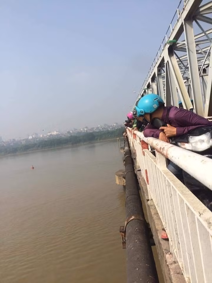 Một số người dân sống ở khu vực gần hiện trường và người đi đường đã tìm cách tiếp cận, can ngăn.