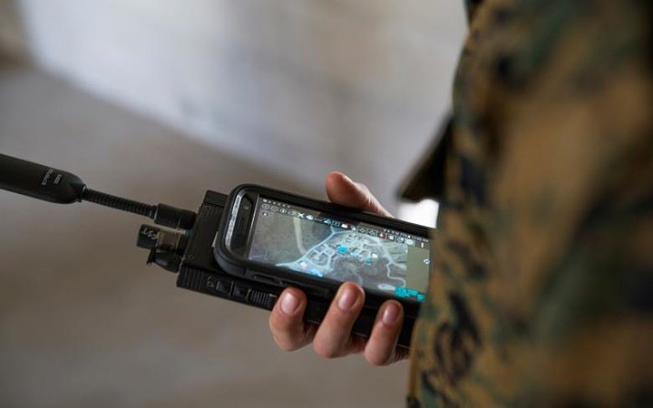 Thiết bị liên lạc tích hợp định vị GPS.