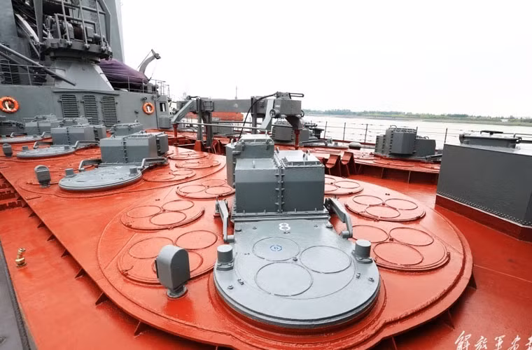 Cận cảnh hệ thống phóng thẳng đứng (VLS) chứa 64 quả tên lửa hải đối không S-300F - phiên bản hải quân của tổ hợp tên lửa S-300P danh tiếng. S-300F được trang bị đạn 5V55RM có tầm bắn từ 7-90km, độ cao tác chiến từ 25m tới 25km. Nguồn ảnh: Sina