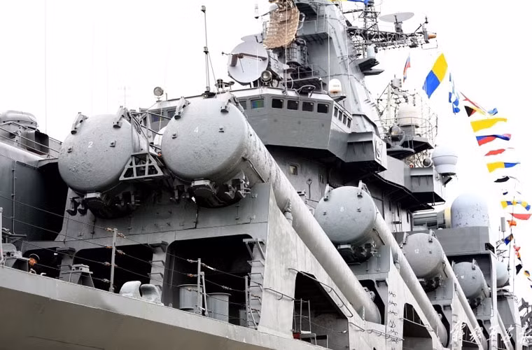 Dọc hai bên thân tàu Varyaga được bố trí 16 ống phóng khổng lồ chứa tên lửa hành trình chống hạm P-1000 Vulcan có khả năng hủy diệt cả hạm đội tàu sân bay Mỹ. Nguồn ảnh: Sina