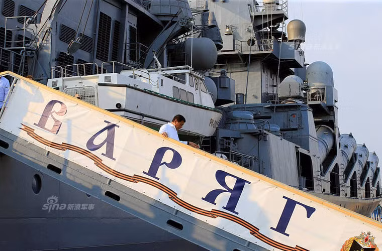 Tổng thống Durtete bước khỏi tàu Varyag kết thúc chuyến thăm. Ngày 25/4, ông Durtete bắt đầu thăm Moscow. Nguồn ảnh: Sina