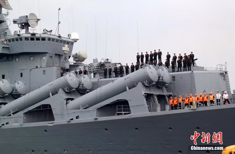 Tuần dương hạm tên lửa Varyag được vận hành bởi thủy thủ đoàn gần 500 người. Nguồn ảnh: Chinanews