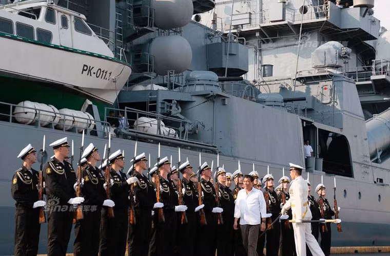 Một dấu hiệu rõ ràng nữa cho thấy rằng Manila bắt đầu coi trọng quan hệ với Moscow là việc Tổng thống Durtete đã có chuyến viếng thăm tuần dương hạm tên lửa Varyag ngay sau đó. Nguồn ảnh: Sina