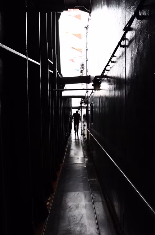 Hành lang sâu hun hút trên tuần dương tên lửa Varyag. Nguồn ảnh: Sina