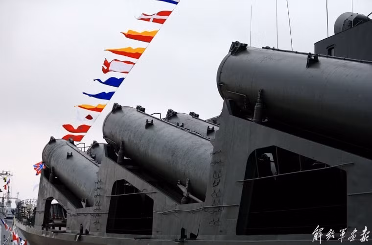 Mỗi bên hông tàu được bố trí 8 ống phóng cực lớn. Nguồn ảnh: Sina
