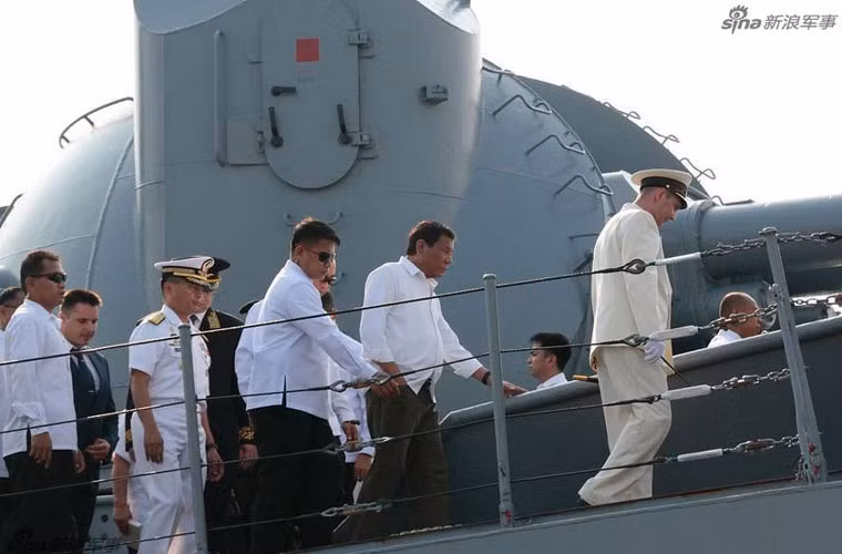 Trong ảnh, Tổng thống Durtete thăm dàn vũ khí “khủng” trên tuần dương hạm Varyag. Nguồn ảnh: Sina