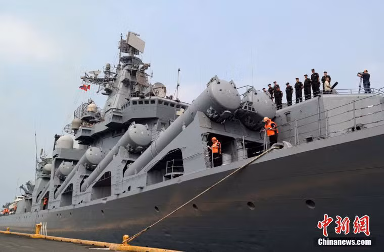 Mặc dù một số tàu chiến Nga từng viếng thăm Philippines trong lịch sử, thế nhưng đây là lần đầu tiên Manila “diện kiến” một trong những chiến hạm lớn nhất thế giới – tuần dương hạm Varyag. Chắc hẳn, họ sẽ vô cùng choáng ngợp trước kích thước khổng lồ của Varyag. Nó có lượng giãn nước toàn tải đến 11.490 tấn, dài 186,4m, rộng 20,8m. Nguồn ảnh: Chinanews