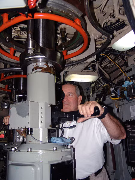 “Chúng tôi sẽ phái một hạm đội. Cực kỳ mạnh mẽ”- Tổng thống Trump nói. “Chúng tôi có tàu ngầm, rất mạnh. Chúng còn mạnh hơn tàu sân bay nhiều. Đó là điều tôi có thể nói”. Giới phân tích lúc bấy giờ đã nghĩ tới tàu ngầm lớp Ohio như USS Michigan khi Tổng thống Donald Trump phát biểu. Nguồn ảnh: Wikipedia