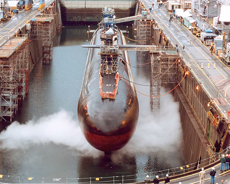 Việc chuyển đổi dựa trên nền tảng sẵn có 22-24 ống phóng tên lửa đạn đạo Trident có đường kính 2,2m. Mỗi một ống phóng VLS như vậy chứa được tới 7 tên lửa Tomahawk. Nghĩa là tổng cộng, Ohio sau khi cải tạo có thể mang 154 tên lửa Tomahawk. Trong ảnh, người ta đang tiến hành sửa đổi hệ thống phóng thẳng đứng trên lớp Ohio. Nguồn ảnh: Wikipedia