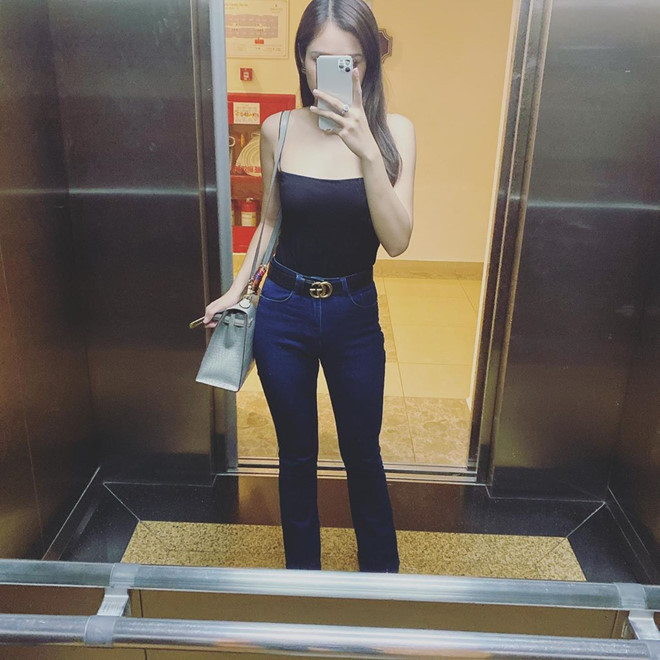 "Dáng dấp dạo này cũng ok nhỉ", Nguyễn Huyền Trang (sinh năm 1996) - bạn gái cầu thủ Nguyễn Trọng Đại - viết kèm bức ảnh khoe dáng mới nhất tại trang cá nhân. 9X Quảng Ninh được mệnh danh là "người đẹp dành cả thanh xuân để đi thi hoa hậu" bởi cô từng tham gia rất nhiều đấu trường nhan sắc. Tính đến nay, Huyền Trang đã tham gia 6 cuộc thi sắc đẹp. Trong đó, thành tích nổi bật của cô là á hậu 2 Nữ hoàng trang sức 2015 và lọt top 5 Hoa hậu Đại dương năm 2017. Sau khi thất bại tại Miss World Vietnam 2019 hồi tháng 7 vừa qua, bạn gái Trọng Đại tuyên bố không còn muốn tham gia thêm bất kỳ đấu trường nhan sắc nào nữa mà muốn tập trung kinh doanh, kiếm tiền.