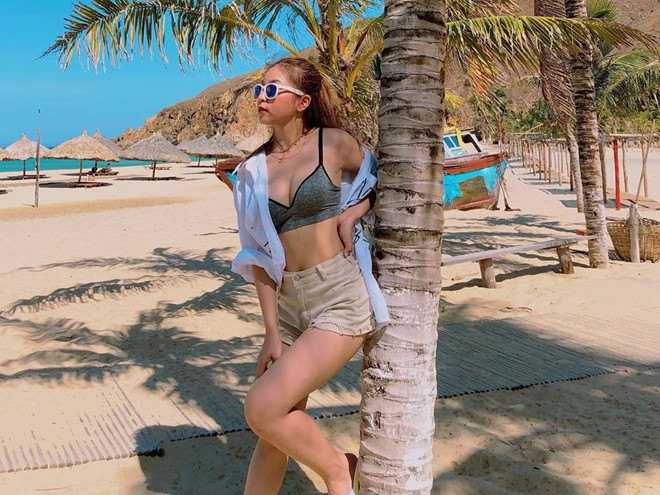 Thời gian gần đây, Nguyễn Thị Nhật Lê (sinh năm 1999) thường xuyên đăng ảnh, clip khoe dáng ở phòng gym. Chia sẻ với dân mạng, bạn gái tiền vệ Nguyễn Quang Hải tiết lộ cô thường tập luyện 5 buổi/tuần để giữ gìn vóc dáng. Bên cạnh đó, hot girl Quảng Nam cũng nhiều lần khoe ảnh ăn uống theo chế độ eat clean.