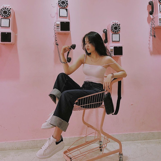 Từ khi Đoàn Văn Hậu công khai tình cảm với Nguyễn Hoàng Anh (sinh năm 1999), dân mạng nhanh chóng dành sự chú ý cho nàng WAGs có vẻ ngoài xinh đẹp, gợi cảm. 9X nhận được nhiều lời khen về gu thời trang và thường xuyên được hỏi địa chỉ mua quần áo, phụ kiện vì mặc đẹp.