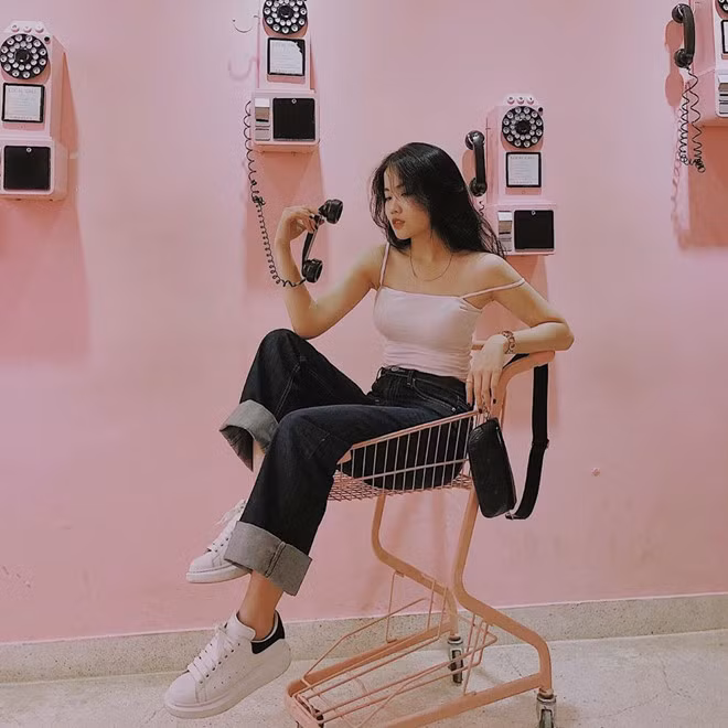 Từ khi Đoàn Văn Hậu công khai tình cảm với Nguyễn Hoàng Anh (sinh năm 1999), dân mạng nhanh chóng dành sự chú ý cho nàng WAGs có vẻ ngoài xinh đẹp, gợi cảm. 9X nhận được nhiều lời khen về gu thời trang và thường xuyên được hỏi địa chỉ mua quần áo, phụ kiện vì mặc đẹp.