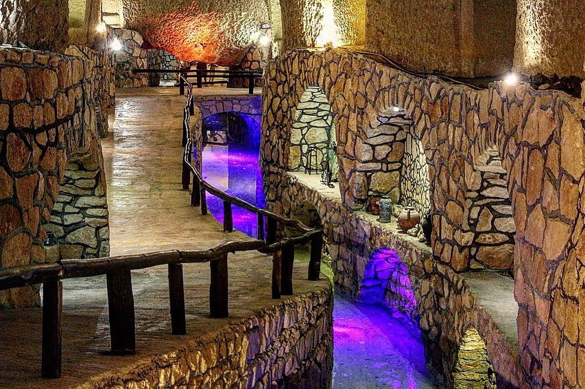 Kariz-e-Kish (Iran): Nằm trên hòn đảo Kish (Iran), hệ thống thuỷ lợi ngầm được xây dựng cách đây hơn 2.000 năm. Công trình này dẫn nước từ núi qua các đường ngầm dài 8 km, để phục vụ sinh hoạt người dân địa phương và nông nghiệp. Hiện, công trình là điểm du lịch hút khách ở Iran nhờ kiến trúc độc đáo. Ảnh: sheidapooryousef.