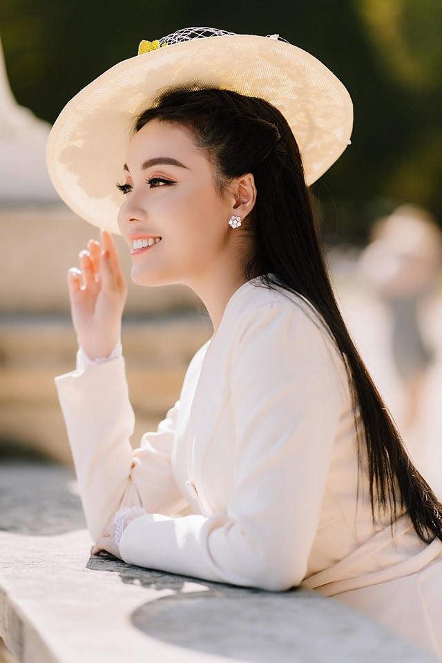 ... Ngày xưa chỉ vì câu anh thương em, thương em rất nhiều mà mình bắt đầu muốn mở lòng với người đàn ông ấy. Trăm ngàn câu anh yêu em không thể bằng câu anh thương em", một trong những dòng tâm sự xúc động của Hà My về chuyện tình cảm.