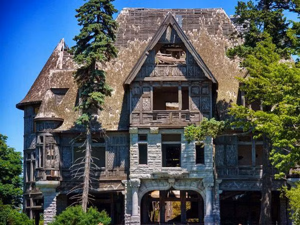  Biệt thự đảo Carleton, biệt thự đổ nát nằm trên một hòn đảo ở Cape Vincent, New York (Mỹ) đã không có người ở trong 70 năm.