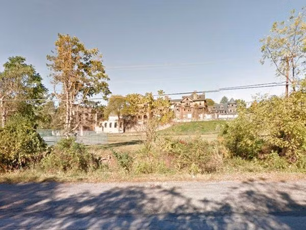 Nhưng vấn đề chủ sở hữu của ngôi nhà vẫn chưa được làm rõ nên dinh dự đã tiếp tục tồn tại đến hôm nay.