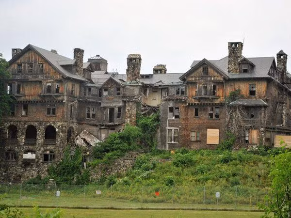 Tòa biệt thự được mua vào năm 2014 với kế hoạch phá hủy và thay thế nó bằng một công viên.