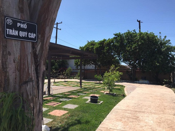 Trong khu đất rộng 2.000m2 ở bang California (Mỹ), Bằng Kiều đã dành ra 400m2 để xây dựng căn nhà bằng gỗ làm nơi sinh hoạt nghỉ ngơi của cả gia đình, phần còn lại nam ca sỹ dùng làm vườn và bất cứ ai ngắm nhìn cũng sẽ không khỏi trầm trồ và ao ước được sở hữu một không gian sống đáng mơ ước đến như vậy.