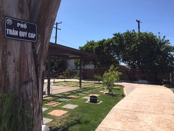 Trong khu đất rộng 2.000m2 ở bang California (Mỹ), Bằng Kiều đã dành ra 400m2 để xây dựng căn nhà bằng gỗ làm nơi sinh hoạt nghỉ ngơi của cả gia đình, phần còn lại nam ca sỹ dùng làm vườn và bất cứ ai ngắm nhìn cũng sẽ không khỏi trầm trồ và ao ước được sở hữu một không gian sống đáng mơ ước đến như vậy.