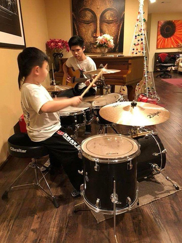 Nam ca sĩ từ chối tiết lộ về giá tiền đầu tư biệt thự tại Mỹ này và cho biết "Mỗi ca sĩ Việt ở Mỹ đều sở hữu một ngôi nhà. Tôi chưa bao giờ tính toán giá tiền ngôi nhà của mình bao nhiêu vì mỗi lúc tôi lại sắm sửa thêm một chút". Anh cho rằng nhà của mình không phải đẹp nhất nhưng sẽ là ngôi nhà độc, lạ, không giống ai