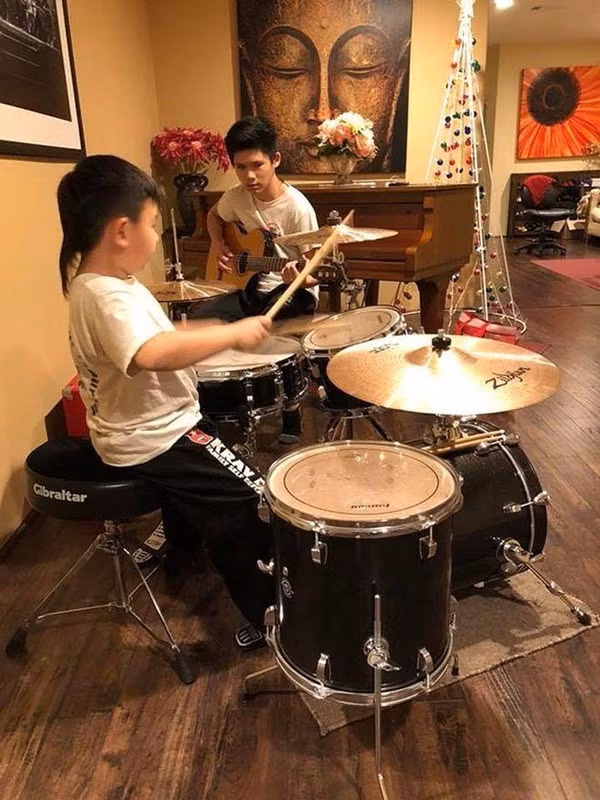 Nam ca sĩ từ chối tiết lộ về giá tiền đầu tư biệt thự tại Mỹ này và cho biết "Mỗi ca sĩ Việt ở Mỹ đều sở hữu một ngôi nhà. Tôi chưa bao giờ tính toán giá tiền ngôi nhà của mình bao nhiêu vì mỗi lúc tôi lại sắm sửa thêm một chút". Anh cho rằng nhà của mình không phải đẹp nhất nhưng sẽ là ngôi nhà độc, lạ, không giống ai